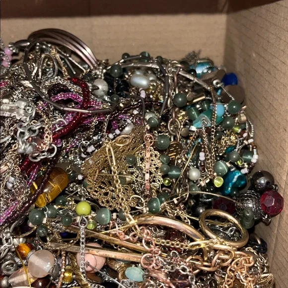 Tangled scrap lot, 4.72 lbs. un-searched, un-tested jewelry!  Lot 0131C - Picture 9 of 9